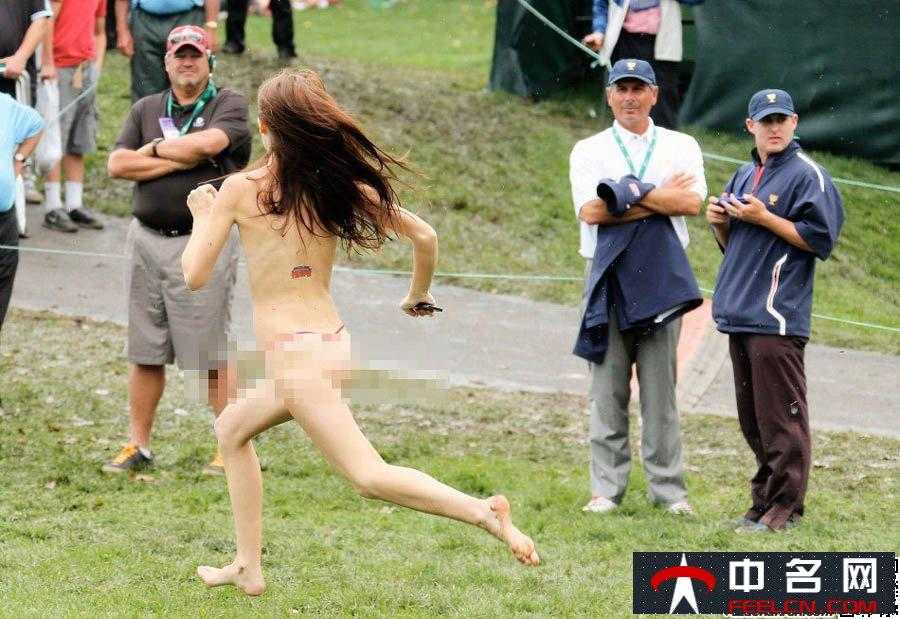 裸女惊现高尔夫总统杯赛场  被安保人员逮住【图】