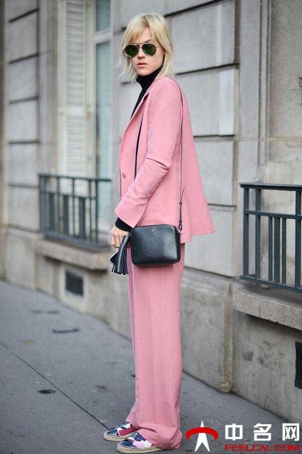 粉色西装配什么鞋子兼具甜美和优雅