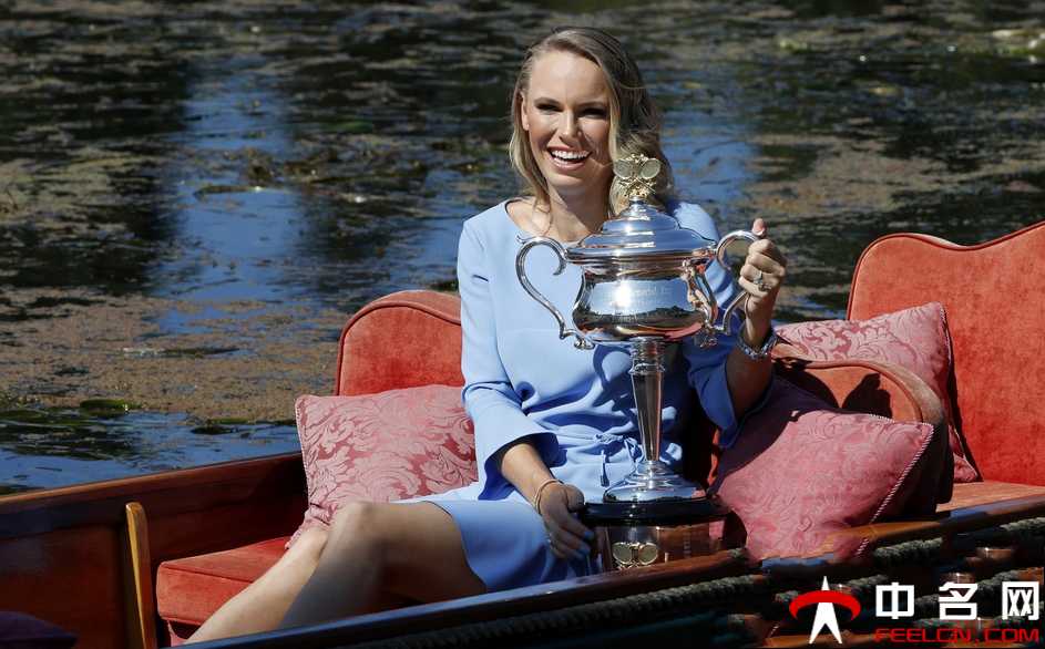 澳网新科女单冠军沃兹尼亚奇夺冠写真：笑靥如花幸福满满
