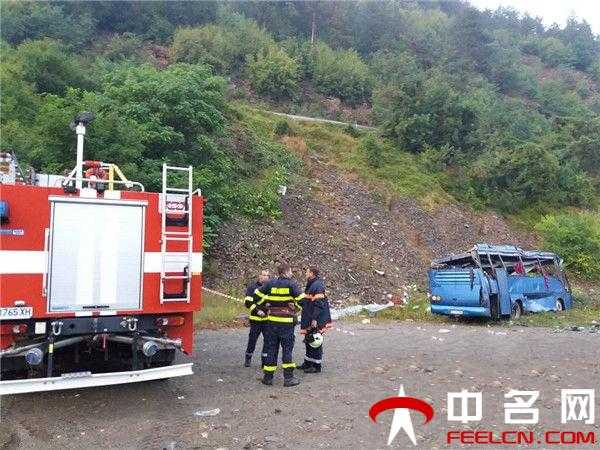 保加利亚大巴翻车致16死 疑雨天路滑致车子失控