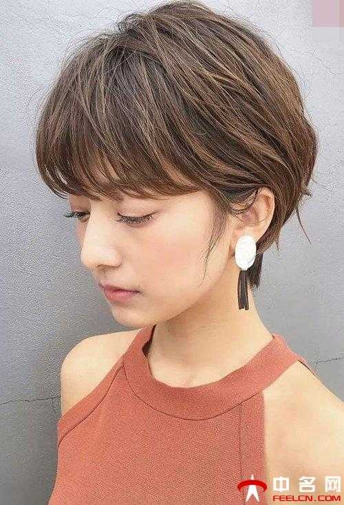 女孩子短头发剪齐刘海发型图片非主流风格的齐耳短头发,使女孩子的
