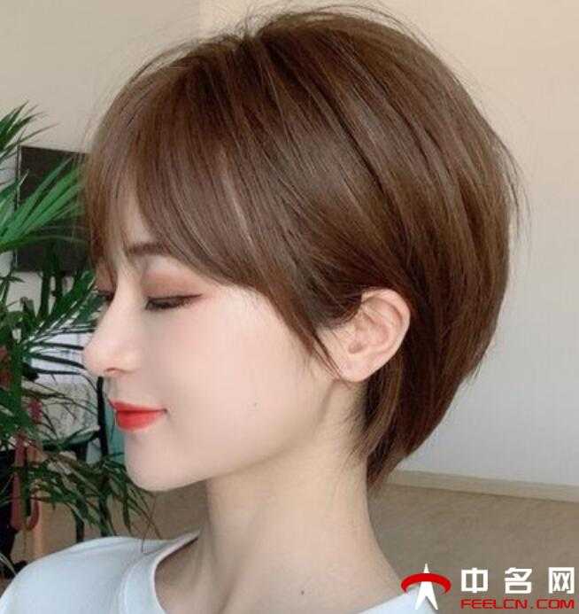 韩国时髦女孩都很爱这一款短发造型,发尾内扣设计显得时髦又有范儿