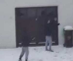 爱尔兰一警察抓贼时和对方打起雪仗 全程滑稽可笑